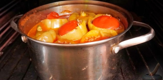 Фаршированный перец с мясом, рисом, помидорами и луком