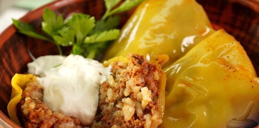Фаршированный перец с мясом, рисом, помидорами и луком