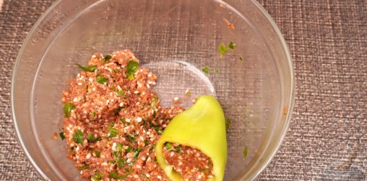 Фаршированный перец с мясом, рисом, помидорами и луком