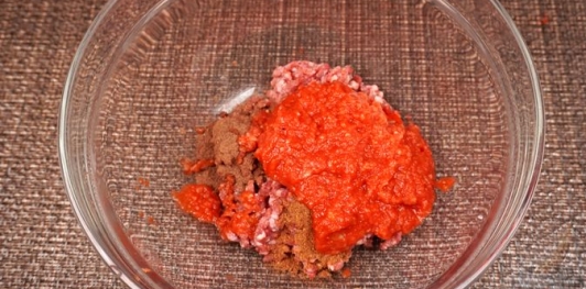 Фаршированный перец с мясом, рисом, помидорами и луком