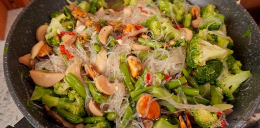 Фунчоза с грибами, брокколи, стручковой фасолью и мидиями