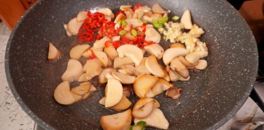 Фунчоза с грибами, брокколи, стручковой фасолью и мидиями