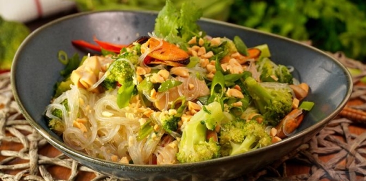 Фунчоза с грибами, брокколи, стручковой фасолью и мидиями