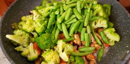 Фунчоза с грибами, брокколи, стручковой фасолью и мидиями