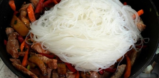 Фунчоза с мясом и баклажанами