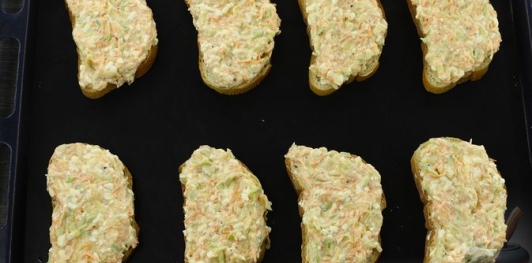Горячие бутерброды с кабачками, морковью и плавленым сыром