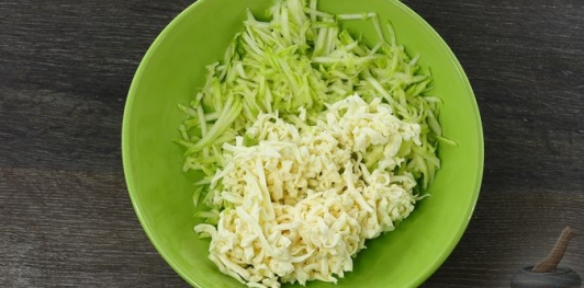 Горячие бутерброды с кабачками, морковью и плавленым сыром