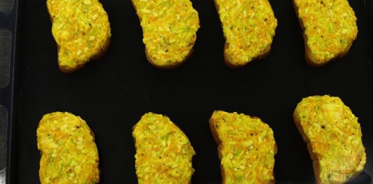 Горячие бутерброды с кабачками, морковью и плавленым сыром