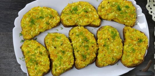 Горячие бутерброды с кабачками, морковью и плавленым сыром