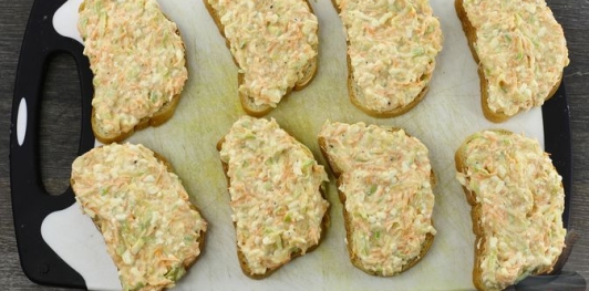 Горячие бутерброды с кабачками, морковью и плавленым сыром