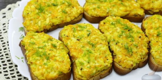 Горячие бутерброды с кабачками, морковью и плавленым сыром