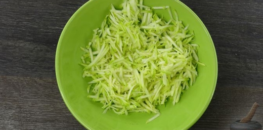 Горячие бутерброды с кабачками, морковью и плавленым сыром