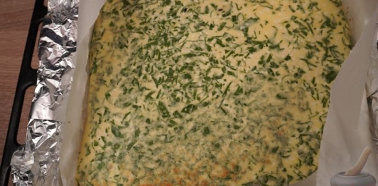 Яичный рулет с ветчиной и сыром