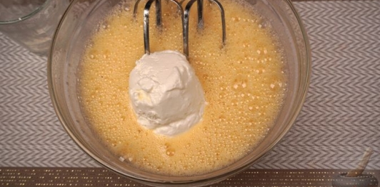 Яичный рулет с ветчиной и сыром