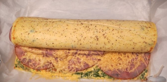 Яичный рулет с ветчиной и сыром