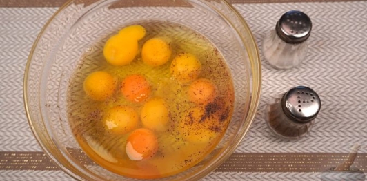 Яичный рулет с ветчиной и сыром