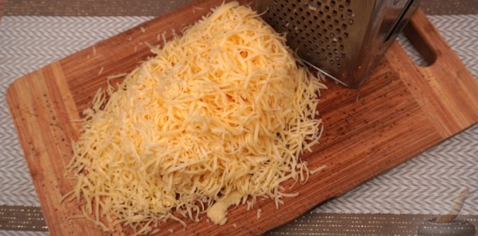 Яичный рулет с ветчиной и сыром