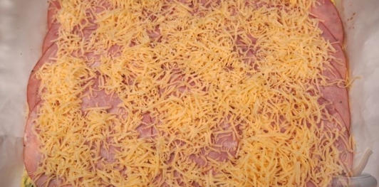 Яичный рулет с ветчиной и сыром