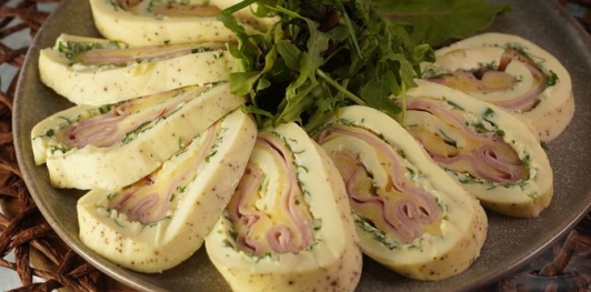 Яичный рулет с ветчиной и сыром
