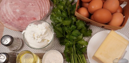 Яичный рулет с ветчиной и сыром