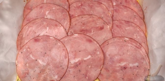 Яичный рулет с ветчиной и сыром