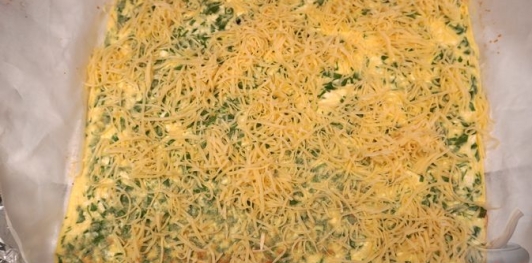 Яичный рулет с ветчиной и сыром