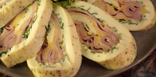 Яичный рулет с ветчиной и сыром