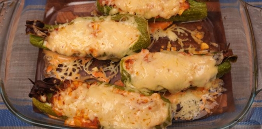 Кабачки, фаршированные ветчиной, кукурузой и сыром