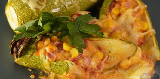 Кабачки, фаршированные ветчиной, кукурузой и сыром