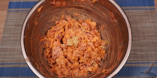 Кабачки, фаршированные ветчиной, кукурузой и сыром