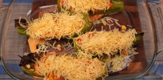 Кабачки, фаршированные ветчиной, кукурузой и сыром