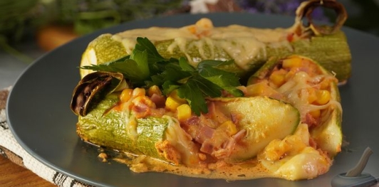 Кабачки, фаршированные ветчиной, кукурузой и сыром