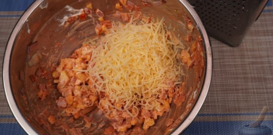 Кабачки, фаршированные ветчиной, кукурузой и сыром