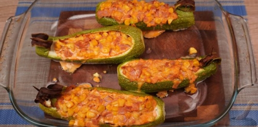 Кабачки, фаршированные ветчиной, кукурузой и сыром