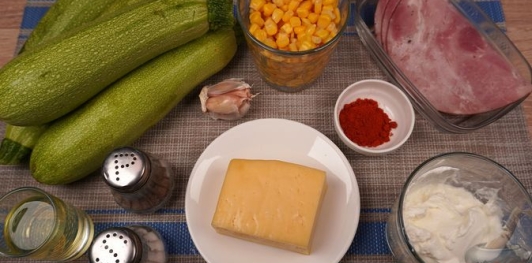 Кабачки, фаршированные ветчиной, кукурузой и сыром