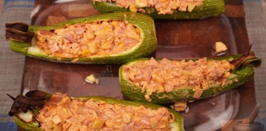 Кабачки, фаршированные ветчиной, кукурузой и сыром