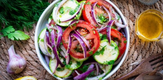 Кабачки, маринованные с помидорами и луком