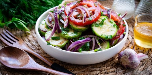 Кабачки, маринованные с помидорами и луком