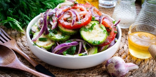 Кабачки, маринованные с помидорами и луком