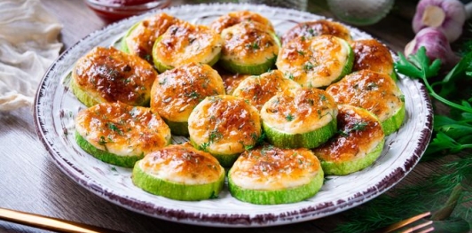 Кабачки в духовке с майонезом, чесноком и сыром