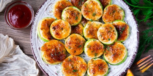 Кабачки в духовке с майонезом, чесноком и сыром