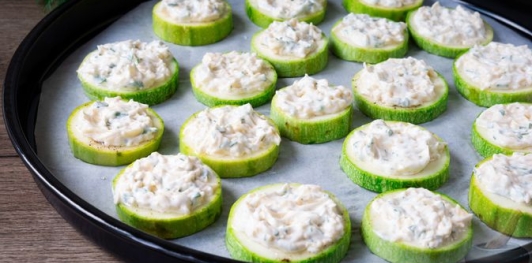 Кабачки в духовке с майонезом, чесноком и сыром