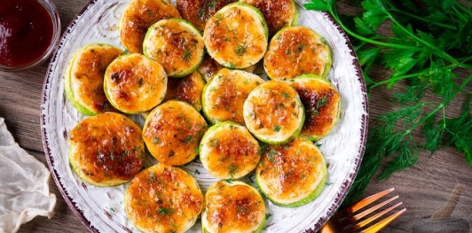 Кабачки в духовке с майонезом, чесноком и сыром
