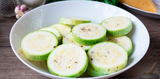 Кабачки в духовке с майонезом, чесноком и сыром
