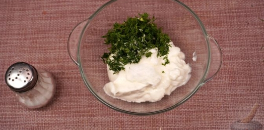 Кабачки, жаренные с кунжутом и острым перцем, с укропно-йогуртовым соусом
