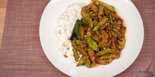 Кабачки, жаренные с кунжутом и острым перцем, с укропно-йогуртовым соусом