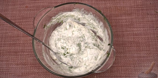 Кабачки, жаренные с кунжутом и острым перцем, с укропно-йогуртовым соусом