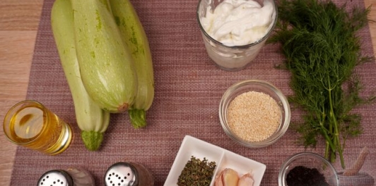 Кабачки, жаренные с кунжутом и острым перцем, с укропно-йогуртовым соусом