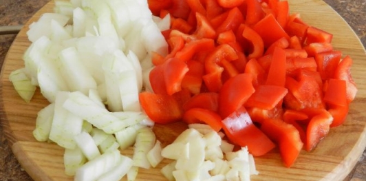 Капоната (баклажаны с помидорами, перцем и оливками)