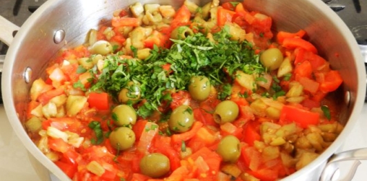 Капоната (баклажаны с помидорами, перцем и оливками)